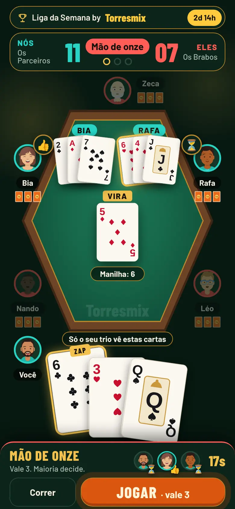Mão de onze com a vira grande no centro e as cartas dos parceiros abertas